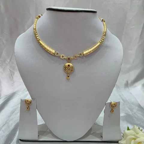 Exquisite Gold Toned Round Pendant Necklace Set